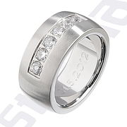 Ring mit Gravur aus satiniertem Edelstahl Schenken Sie einzigartigen und romantischen Schmuck aus der Stigma- Kollektion und beweisen Sie so Ihre Zuneigung. Schöner, als mit einem Ring mit ... Ring mit Gravur aus satiniertem Edelstahl