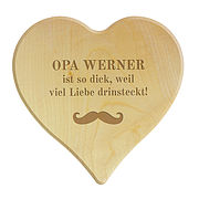 Das besondere Geschenk für den besten Opa. Mittels Laser wird Ihr Wunschtext und ein ausgesuchtes Symbol in das Holzherz eingraviert. Dieser Artikel stammt von Hölzern aus nachhaltig bewirtschafteten ... Schneidebrett aus Holz in Herzform für den besten Opa Größe: 24 x 24 x 1,4 cm