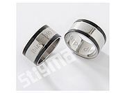 Ein besonderes Geschenk für gute Freunde: Hochwertiger Edelstahl- Ring in sehr elegantem Design mit schwarzer PVD- Legierung an seiner Ober- & Unterseite. Dieses Ringmodell versehen wir mit Ihrem ... Eleganter Freundschaftsring mit individueller Wunschgravur